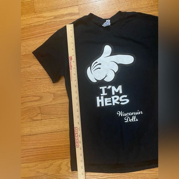 Gildan “ IM HERS” Wisconsin Dells Tshirt, Size SMALL - Picture 5 of 6